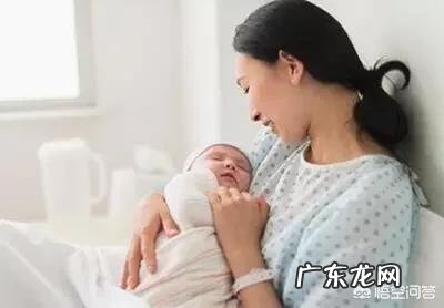 新生宝宝吃一会儿母乳就睡着,是让宝宝继续睡还是弄醒让他吃饱了再睡觉?