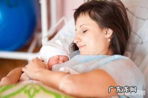 新生宝宝吃一会儿母乳就睡着，是让宝宝继续睡还是弄醒让他吃饱了再睡觉？