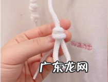 卫衣帽子上绳子打结法 几步轻松搞定