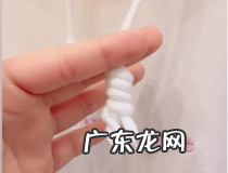 卫衣帽子上绳子打结法 几步轻松搞定