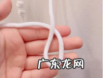 卫衣帽子上绳子打结法 几步轻松搞定