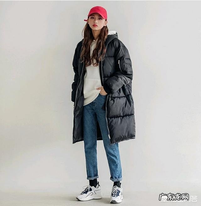 黑色羽绒服是冬季必备的时尚单品,如何穿搭才能时尚又不简单?