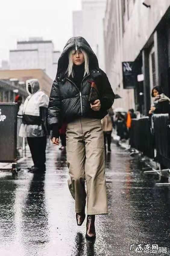 黑色羽绒服是冬季必备的时尚单品，如何穿搭才能时尚又不简单？