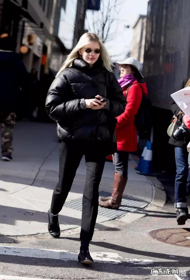 黑色羽绒服是冬季必备的时尚单品,如何穿搭才能时尚又不简单?