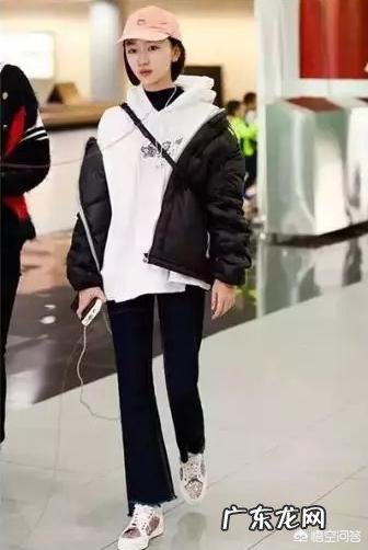 黑色羽绒服是冬季必备的时尚单品,如何穿搭才能时尚又不简单?