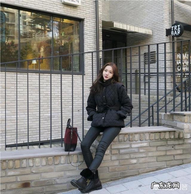 黑色羽绒服是冬季必备的时尚单品,如何穿搭才能时尚又不简单?
