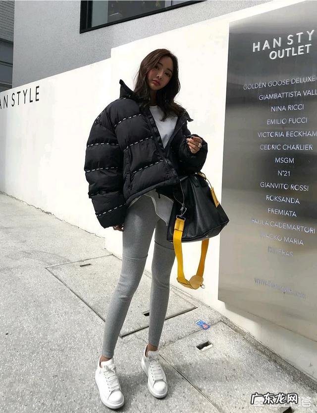 黑色羽绒服是冬季必备的时尚单品,如何穿搭才能时尚又不简单?