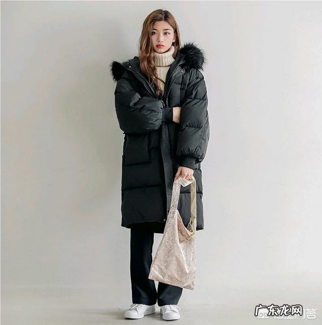 黑色羽绒服是冬季必备的时尚单品,如何穿搭才能时尚又不简单?