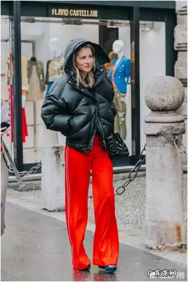 黑色羽绒服是冬季必备的时尚单品,如何穿搭才能时尚又不简单?