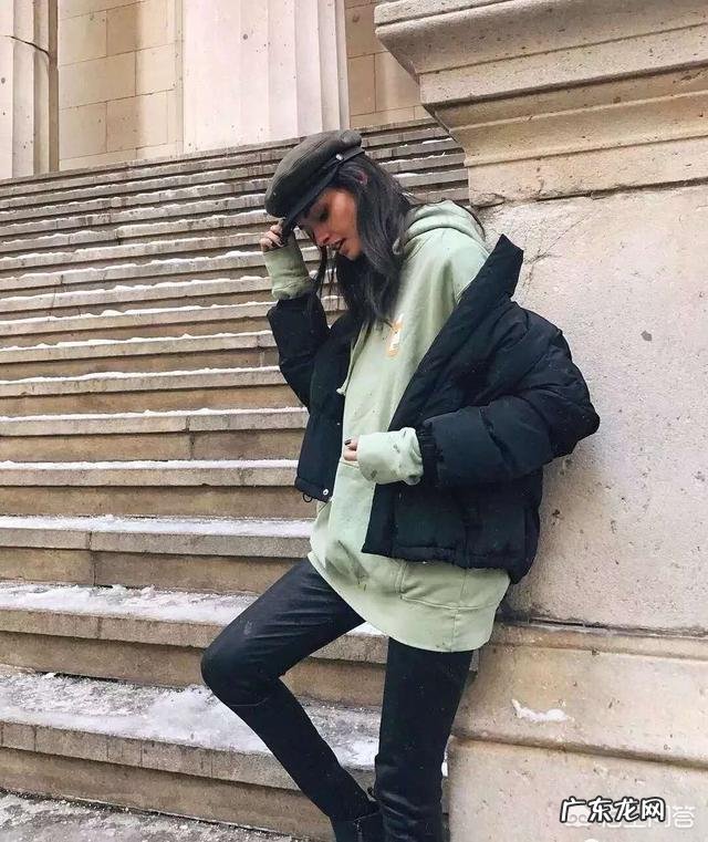 黑色羽绒服是冬季必备的时尚单品,如何穿搭才能时尚又不简单?