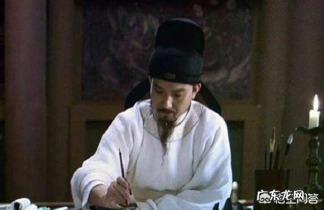 “云想衣裳花想容”李白当时在什么情境下写出这句诗?