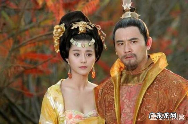 “云想衣裳花想容”李白当时在什么情境下写出这句诗?