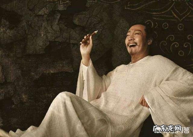 “云想衣裳花想容”李白当时在什么情境下写出这句诗?