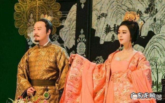 “云想衣裳花想容”李白当时在什么情境下写出这句诗?