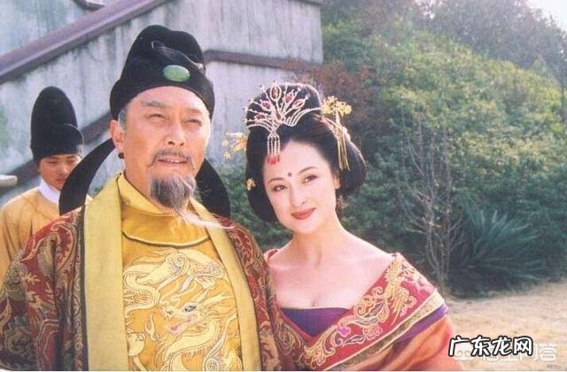 “云想衣裳花想容”李白当时在什么情境下写出这句诗?