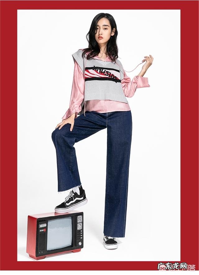 矮个子女生穿牛仔阔腿裤,怎么搭衣服?