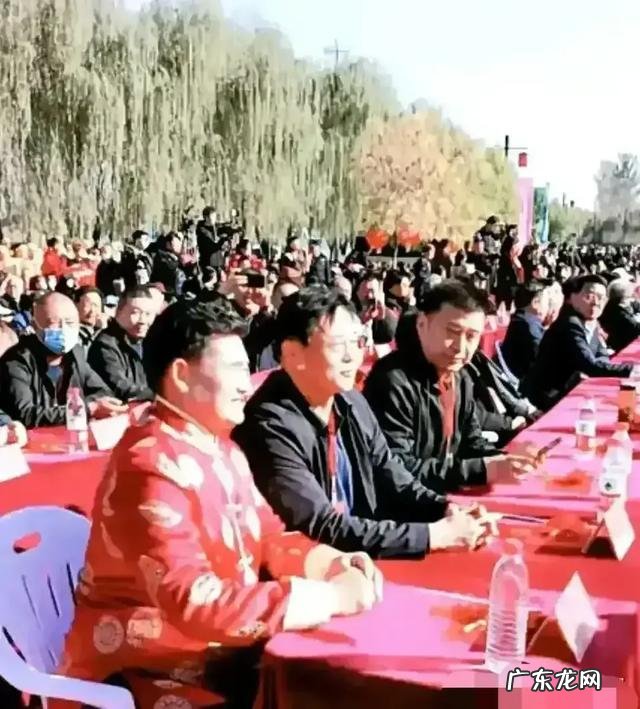 大衣哥参加商演,随手撕掉农夫山泉商标,你怎么看?