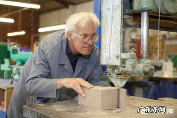 车间主任38岁,老齐50岁了,听同事说主任开会都喊他小齐,喊好几年了,您怎么看?