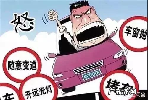 沈阳一的哥路怒症爆发,多次别停公交车遭乘客狂揍,你怎么看?