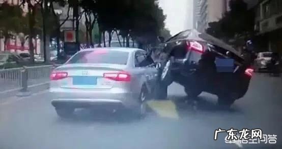 沈阳一的哥路怒症爆发,多次别停公交车遭乘客狂揍,你怎么看?