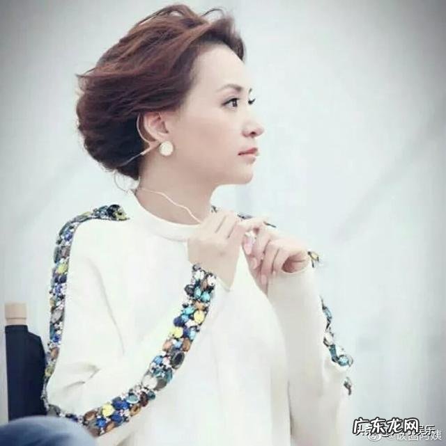 告别央视春晚两年董卿淡出主持舞台,最近主持《开学第一课》你觉得怎么样?