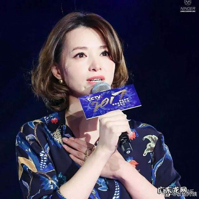 告别央视春晚两年董卿淡出主持舞台,最近主持《开学第一课》你觉得怎么样?