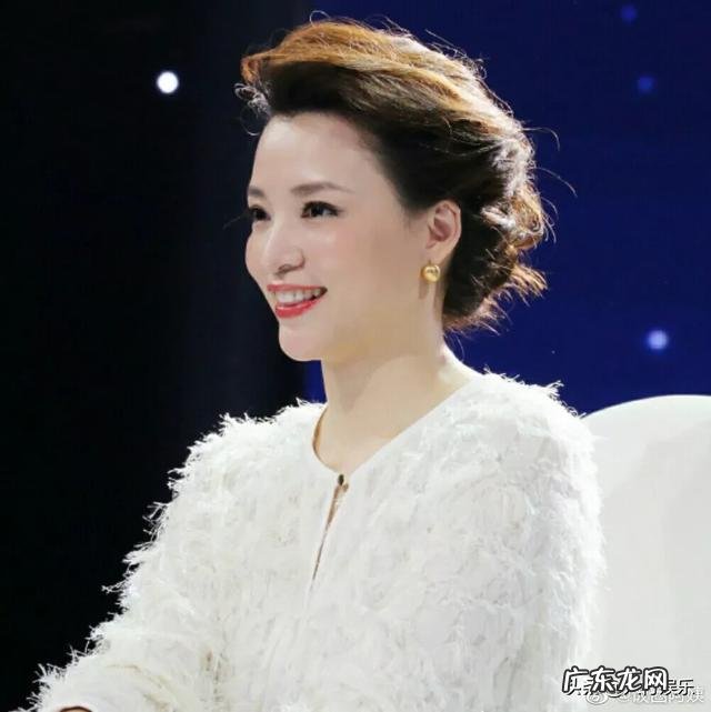 告别央视春晚两年董卿淡出主持舞台,最近主持《开学第一课》你觉得怎么样?