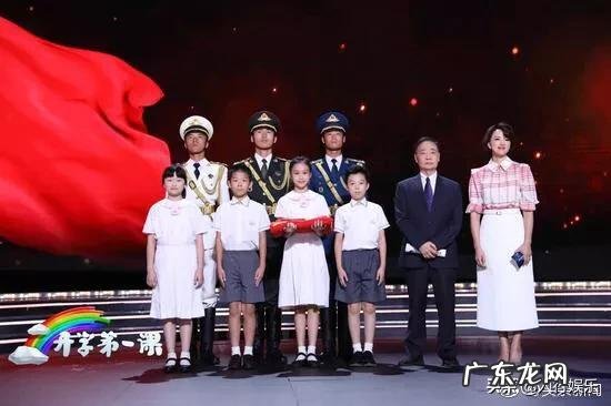 告别央视春晚两年董卿淡出主持舞台,最近主持《开学第一课》你觉得怎么样?