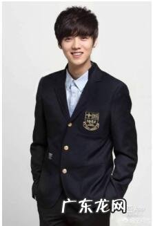 黑色西服配黑色衬衣,一身黑看起来是什么效果?