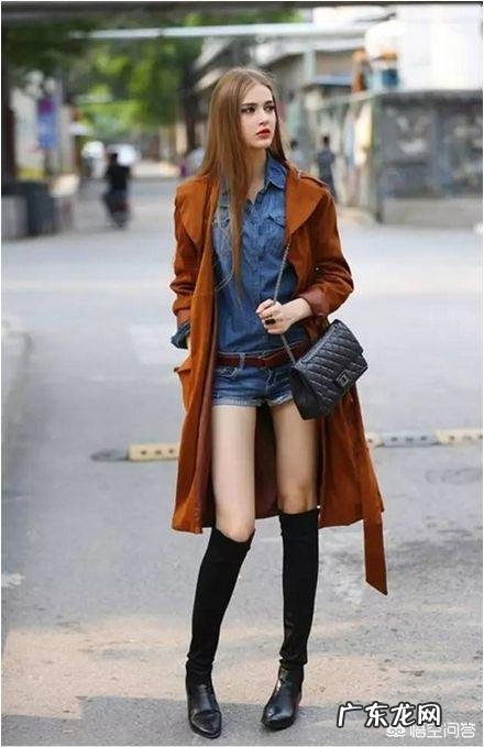 呢大衣里面可以搭配哪些单品,只知道穿打底针织衫,还有别的比较洋气的内搭吗?