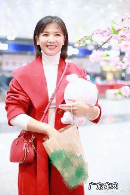 呢大衣里面可以搭配哪些单品,只知道穿打底针织衫,还有别的比较洋气的内搭吗?