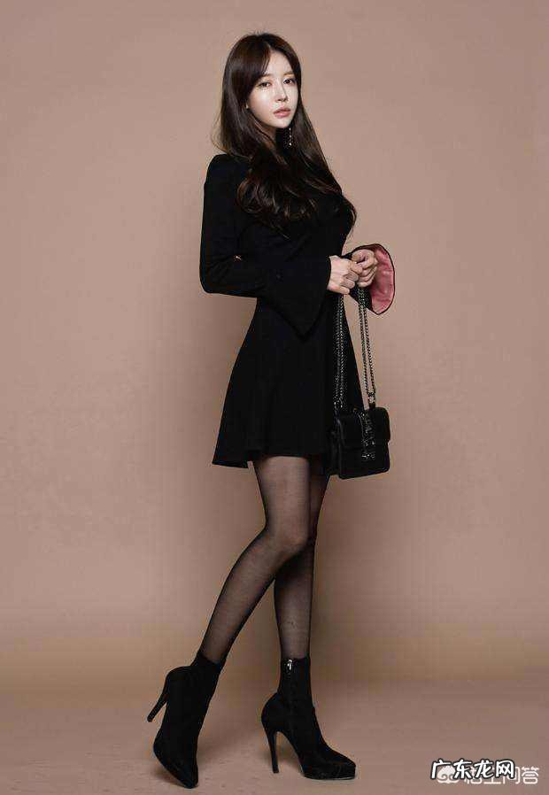 呢大衣里面可以搭配哪些单品,只知道穿打底针织衫,还有别的比较洋气的内搭吗?