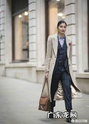 呢大衣里面可以搭配哪些单品,只知道穿打底针织衫,还有别的比较洋气的内搭吗?