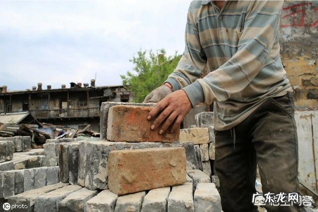 农村修房子挖地基,挖出来很多青砖,有人出3元一块收走了,我是不是亏了?