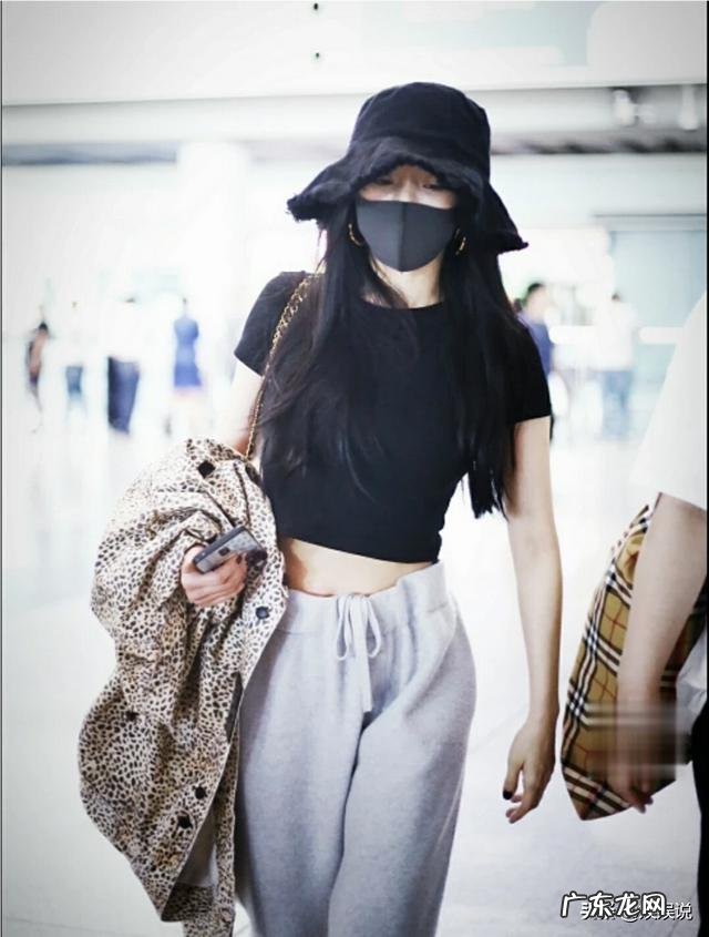 杨幂私服穿搭变乖了,出门带外套也穿上长裤,要种草秋装了吗?