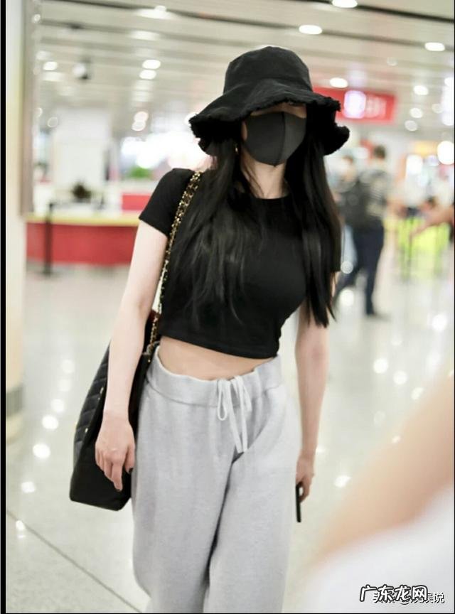 杨幂私服穿搭变乖了,出门带外套也穿上长裤,要种草秋装了吗?