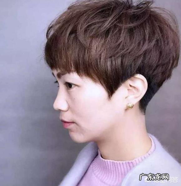 中老年人剪什么样的发型可以显得更年轻一些?