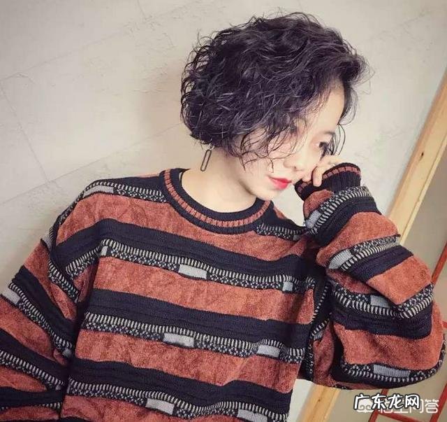 中老年人剪什么样的发型可以显得更年轻一些?