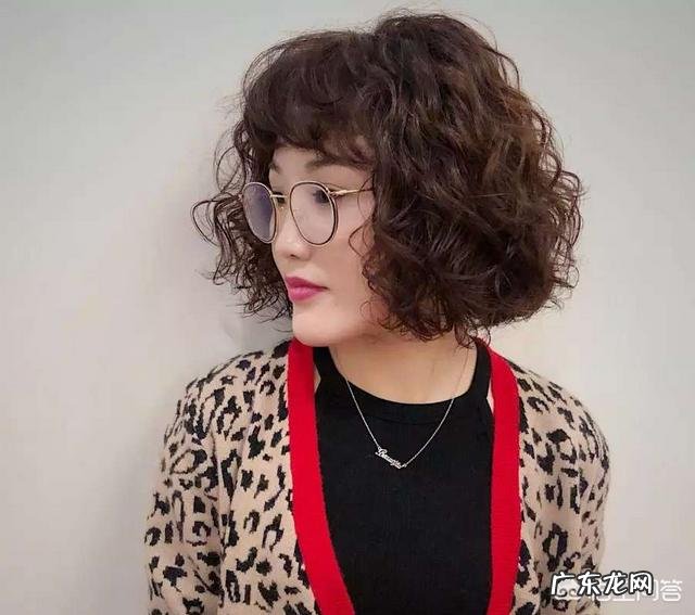 中老年人剪什么样的发型可以显得更年轻一些?