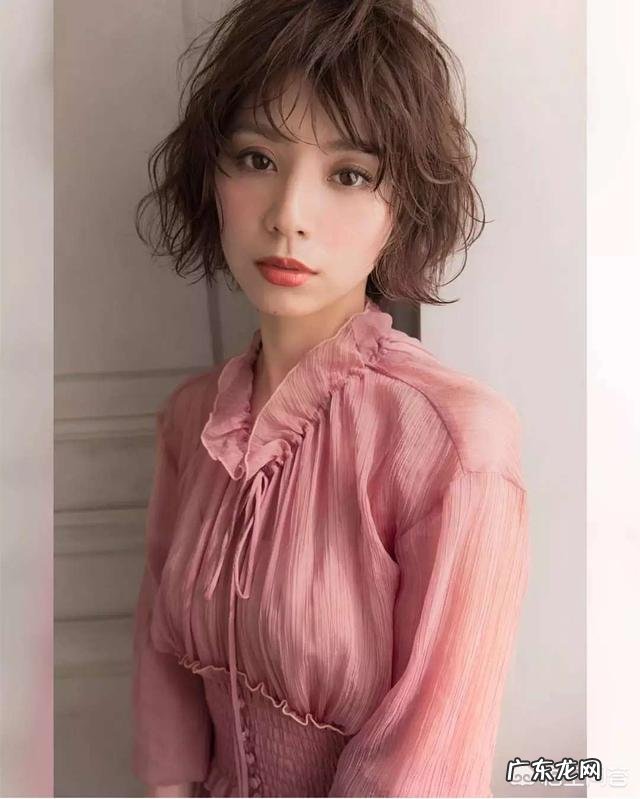 中老年人剪什么样的发型可以显得更年轻一些?