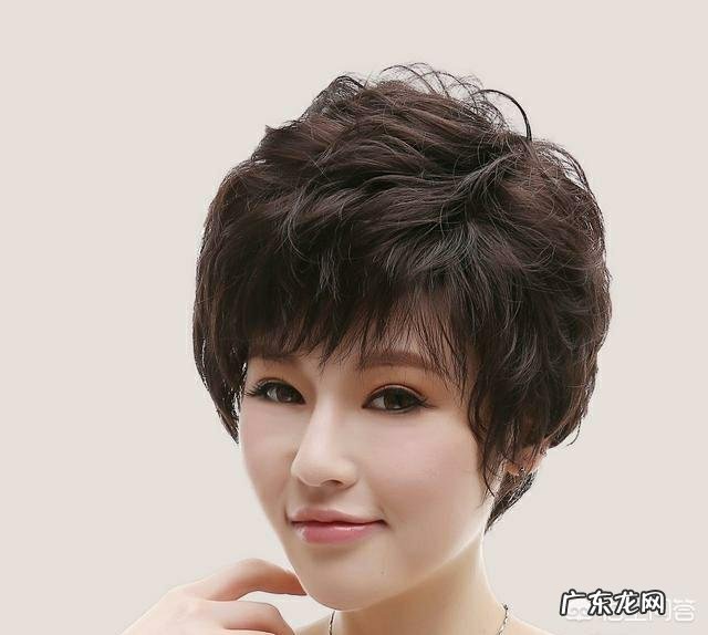 中老年人剪什么样的发型可以显得更年轻一些?