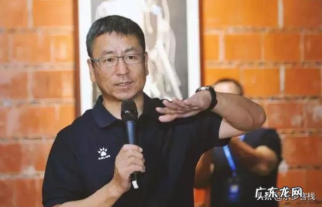 白岩松表示不用微信、前段时间又反对ETC,是思想观念落伍了吗?