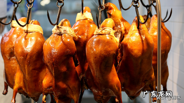 如何将一只烤鸭卖到上百元？没有品牌溢价，小吃街也售出同等价位 便宜坊烤鸭价格策略