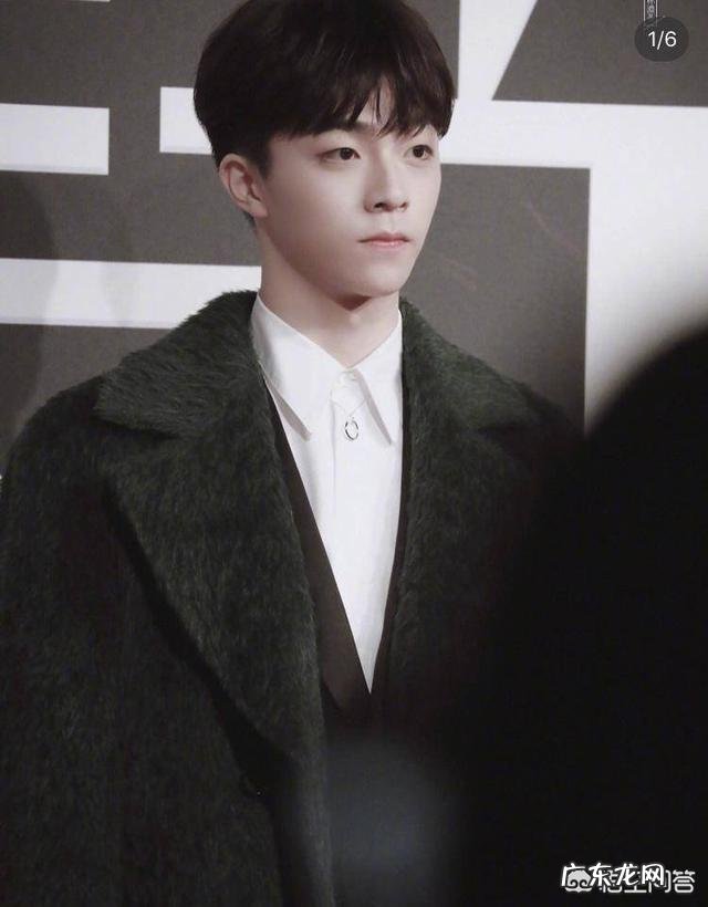 墨绿色大衣里面配什么好看？