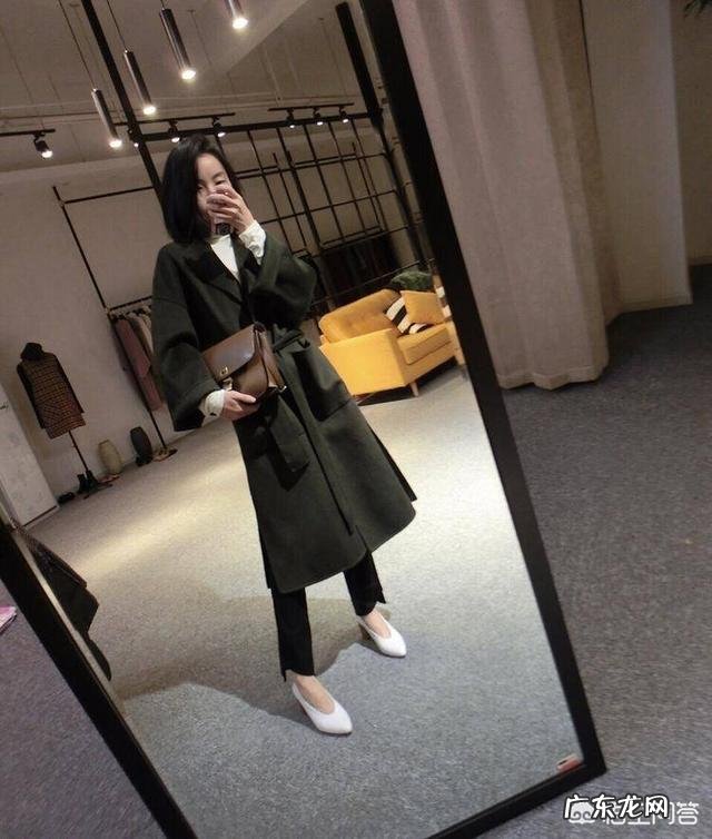 墨绿色大衣里面配什么好看？