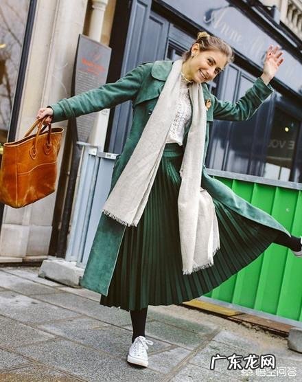墨绿色大衣里面配什么好看?