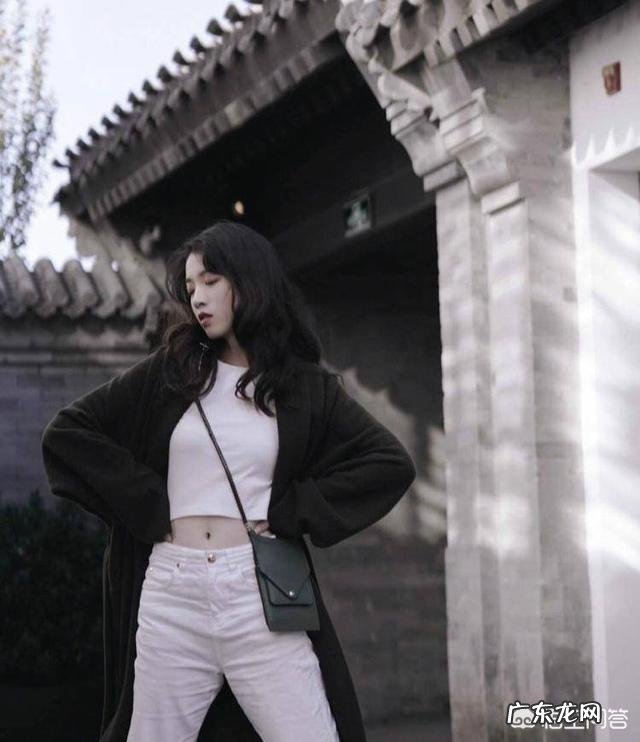 墨绿色大衣里面配什么好看？