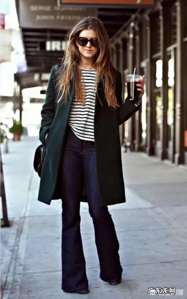 墨绿色大衣里面配什么好看?