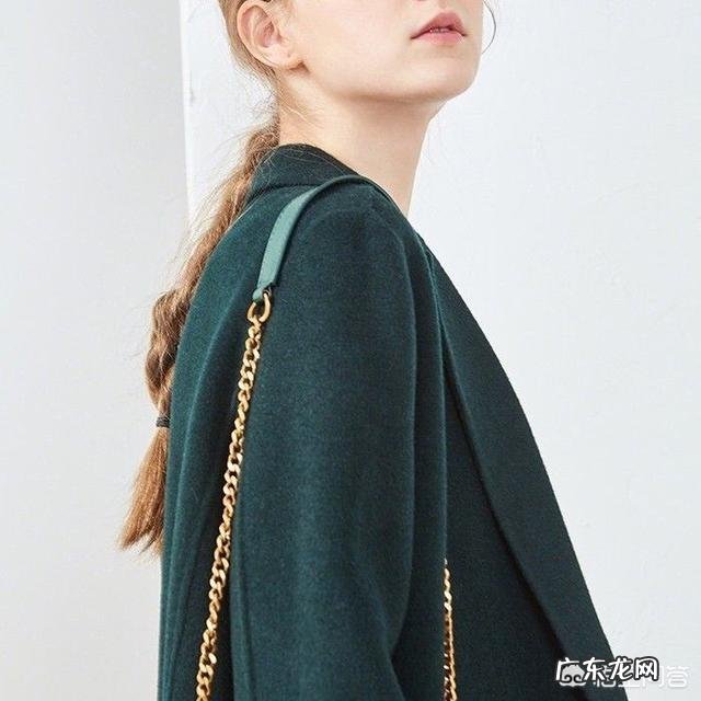 墨绿色大衣里面配什么好看?