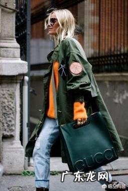 墨绿色大衣里面配什么好看?